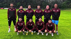 Oben, von links: Trainer Adem Sari, Co. Ali Sari, Lukas Fussenich, Marco Cristilli, Mike Lipak, Teammanager Stefan Drzyzga. Unten, von ...