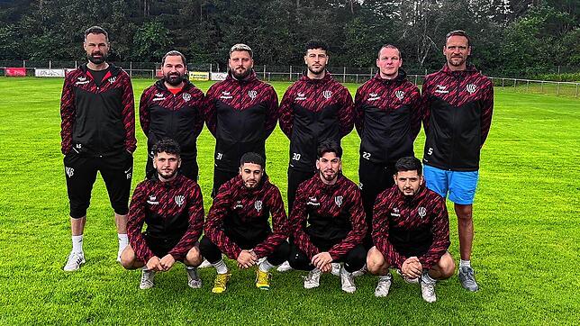 Oben, von links: Trainer Adem Sari, Co. Ali Sari, Lukas Fussenich, Marco Cristilli, Mike Lipak, Teammanager Stefan Drzyzga. Unten, von ...