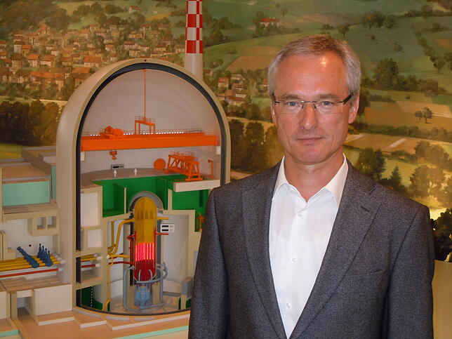 Im Atomkraftwerk Leibstadt steht Leiter Andreas Pfeiffer vor einem Modell des Reaktors (Archivfoto).