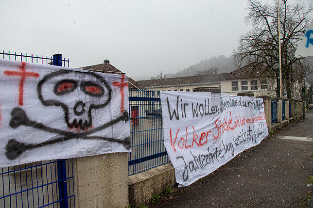 An dem Tag, als der Belegschaft die Schließung der Lauffenmühle verkündet wird, zeugen zwei Transparente von ihrem Unmut gegenüber den ...