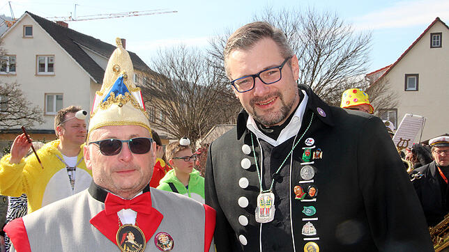 Bei der Machtübernahme vor dem Blumberger Rathaus geben von den Narren Sitzungspräsident Friedhelm Friker (links) und Präsident Mark ...