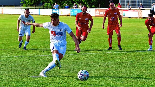 Glücklicher Ausgleich: Erzingens Angelo Armenio hatte beim Strafstoß zum 1:1 noch Glück, dass Torwart Leo Weissenberger vom SV Jestetten ...