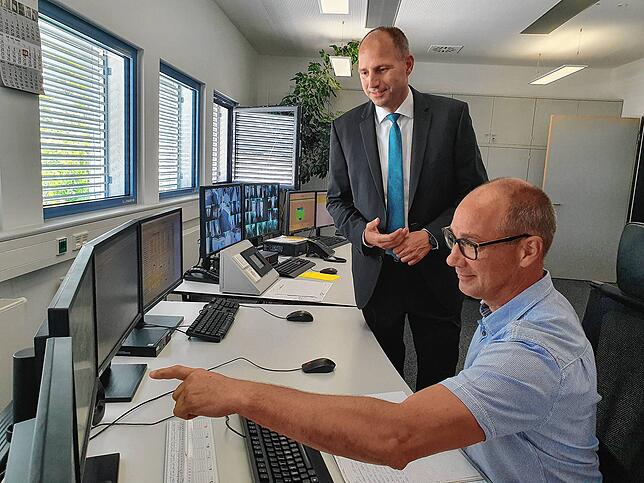 Die Zentrale der Stadtwerke: In diesem Büro wird alles überwacht und gesteuert. In der Netzleitstelle informiert Patric Bammert ...