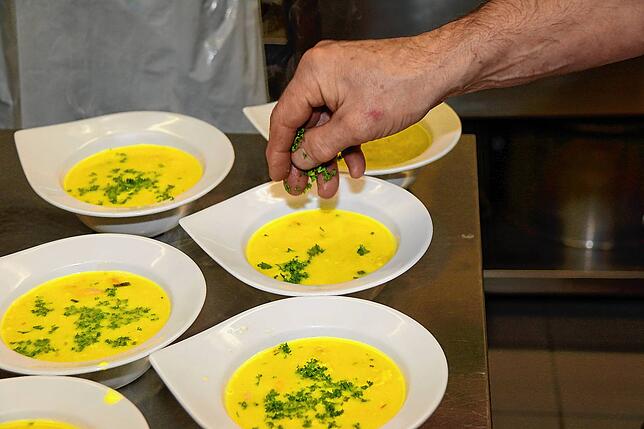 Lachsforellensuppe mit Safran bildet den Auftakt des Weihnachtsmenüs.