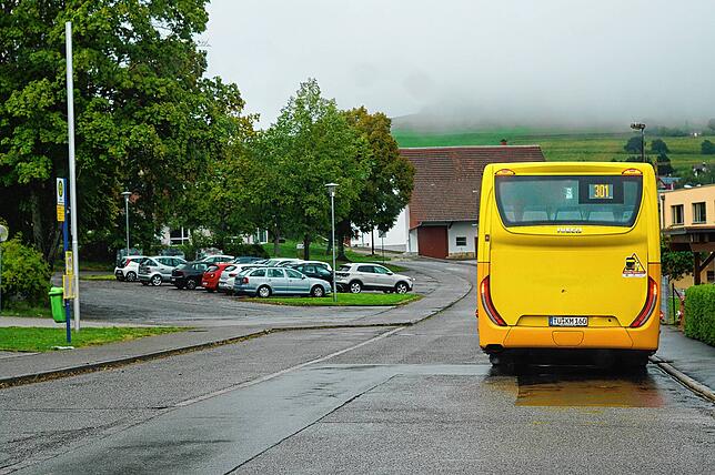 Derzeit stoppt der Bus übergangsweise wieder auf dem Parkplatz. Doch bald sollen Schulkinder und weitere Busreisende immer an der neuen ...