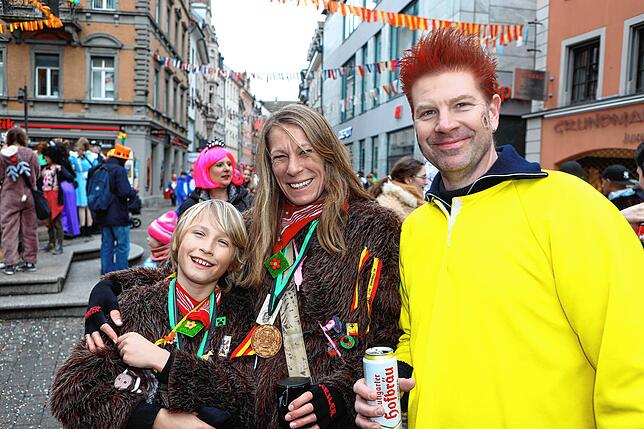 Bild 5: Schmotziger Dunschtig 2024: Die Marktstätte ist komplett in Narrenhand!