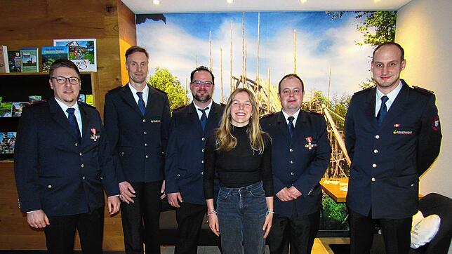Abteilungskommandant Alexander Graf mit Bernd Tönges und Raphael Amann (alle drei Ehrenzeichen für 15 Jahre), der ersten Feuerwehrfrau ...