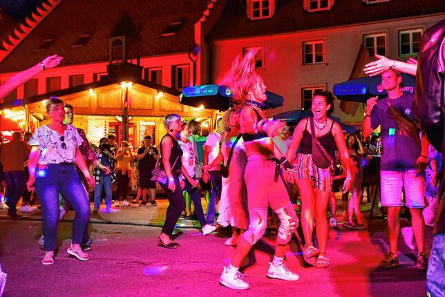 Bild 22: So schön ist der Auftakt des Bräunlinger Straßenmusik-Sonntags am Samstag Abend mit dem Budenzauber