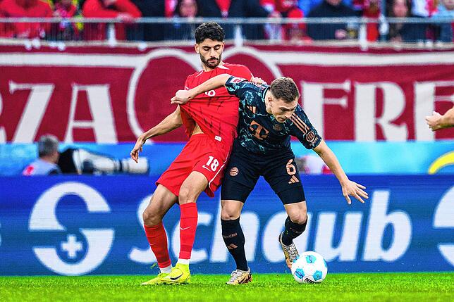 Münchens Joshua Kimmich (r) in Aktion gegen Freiburgs Eren Dinkçi (l).