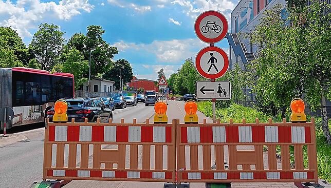 Radfahrer und Fußgänger können hier nicht weiter. Stattdessen müssen sie die Straße beim Kreisverkehr überqueren und können dann auf der ...