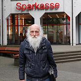 Werner Scholtz zeigt die Stelle zwischen Sparkasse und Kaufhaus Woolworth, wo die Geldübergabe stattfand. Der 86-Jährige musste am ...