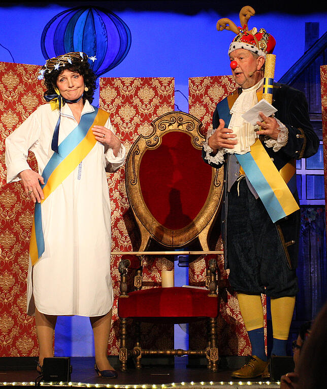 Einer der Höhepunkte des Abends: Das schwedische Königspaar Silvia (Claudia Zähringer) und Carl Gustaf (Norbert Heizmann) macht sich ein ...