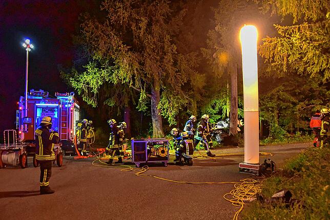 Die Wehr leuchtet die Unfallstelle aus.