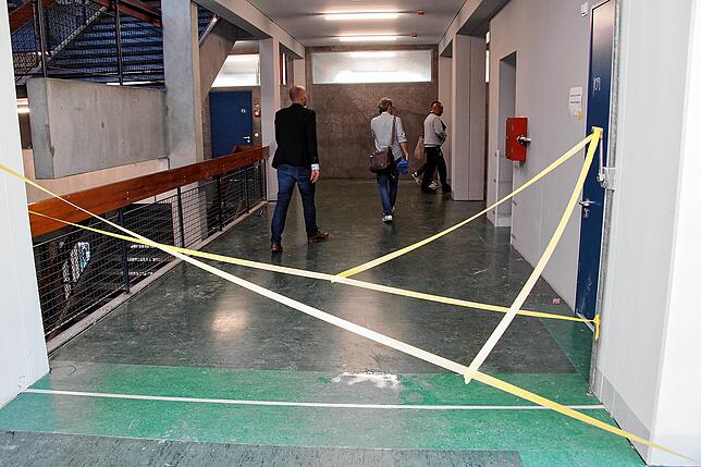 An vielen Stellen ist der 50 Jahre alte Linoleum-Boden erhalten und aufgefrischt. Lediglich an einigen schadhaften Stellen sowie im ...