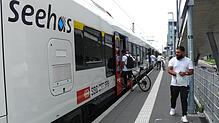 Mit dem Neun-Euro-Ticket war es billiger &ndash; bequemer wurde das Zugfahren im Nahverkehr, wie hier im Seehas zwischen Engen und ...