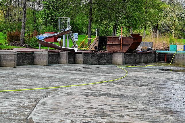 Erst wenn der Wasserstand genug abgesunken ist, kann der Nichtschwimmerbereich mit Hochdruck gereinigt werden. Bislang lief aufgrund des ...