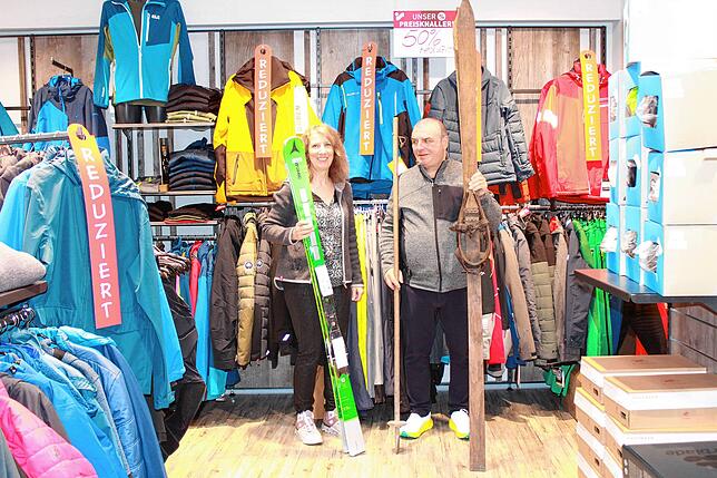 Heute und damals: Manuela und Eberhard Martin zeigen moderne Skier im Gegensatz zu einer Version von 1895. Damals waren die Skier aus ...
