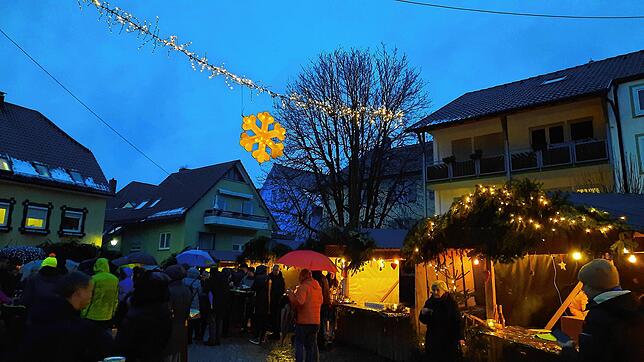 Die kultige Schneeflocke aus der alten Weihnachtsbeleuchtung vor 2011 schafft eine besondere Stimmung.