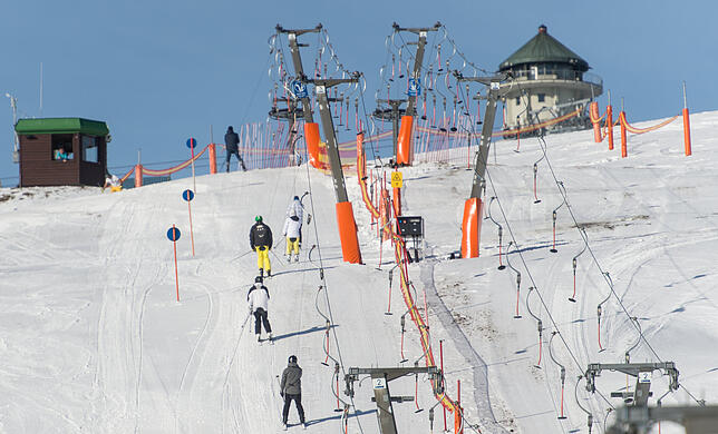Am Feldberg im Schwarzwald startet die Skisaison ARCHIV - Skifahrer auf dem Feldberg fahren mit dem Resilift den Berg hinauf. Der Skitourismus macht den Löwenanteil der Einnahmen der ...