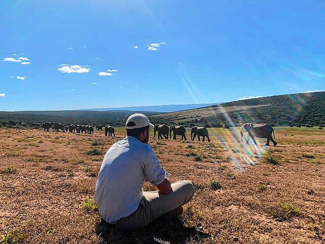 Andreas Jagim aus Heiligenberg nutzt die freie Zeit in Südafrika, um die Weite und die Tiere im Addo Elephant National Park zu genießen.