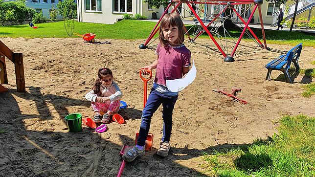 Abstand halten beim Spielen, darauf mussten Amelie (rechs) und Christina bis jetzt im Kindergarten &bdquo;Am Oberen Tor&ldquo; achten . ...