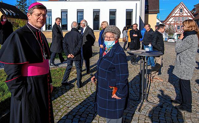 Nach der Messe nahm sich der Erzbischof Zeit für Gespräche mit einzelnen Gottesdienstbesuchern.
