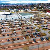 Ein Blick von oben: Kurz nach dem Ende der Prüfungen auf dem Messegeländer in Villingen-Schwenningen leert sich der Parkplatz langsam.
