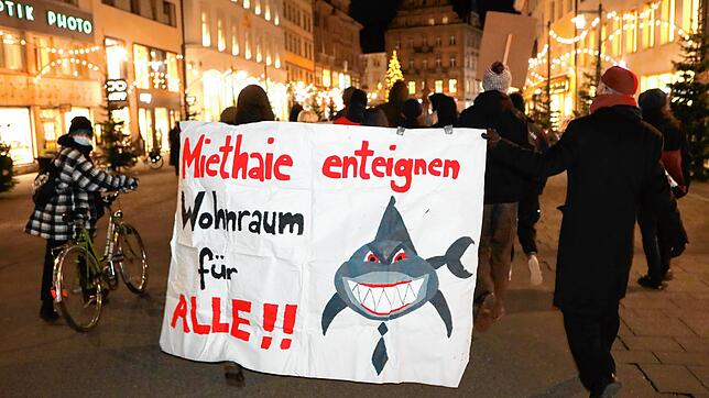 Als Reaktion auf das Urteil des Konstanzer Amtsgerichts gegen zwei Hausbesetzer kommt es am Montagabend zu einer Demonstration gegen ...
