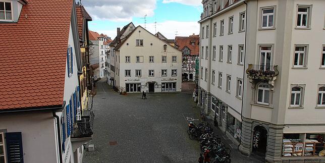 Die Hofhalde heute: Sobald der Frühling beginnt, ist der Platz belebt und die Leute sitzen in der Außengastronomie.