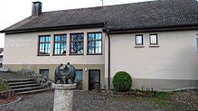 Die Bronzeplastik &bdquo;Kommunikation&ldquo; des Künstlers Fromm beim katholischen Pfarrheim St. Bernhard passt zur Nutzung. Allerdings ...