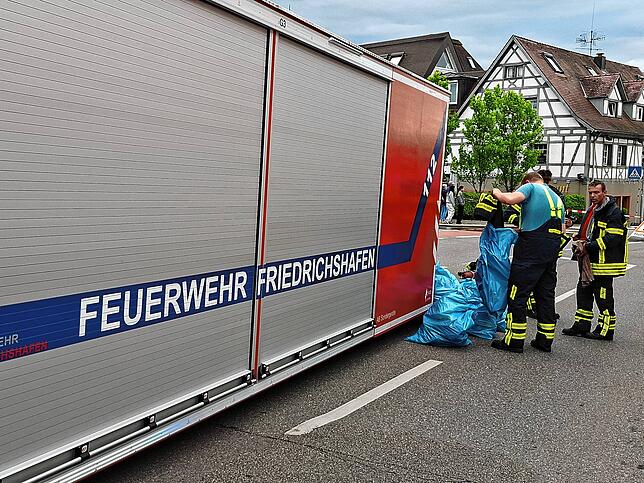 Bild 13: Großeinsatz am späten Sonntagnachmittag: In Fischbach gerät landwirtschaftliches Anwesen in Brand