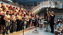 Das neu gegründete Ukulelen-Orchester des Scheffel-Gymnasiums hatte im Rahmen der offenen Bühne seinen ersten Auftritt. Dem Publikum ...