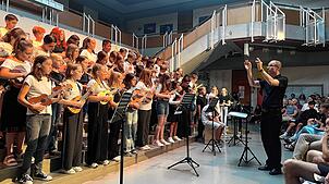 Das neu gegründete Ukulelen-Orchester des Scheffel-Gymnasiums hatte im Rahmen der offenen Bühne seinen ersten Auftritt. Dem Publikum ...