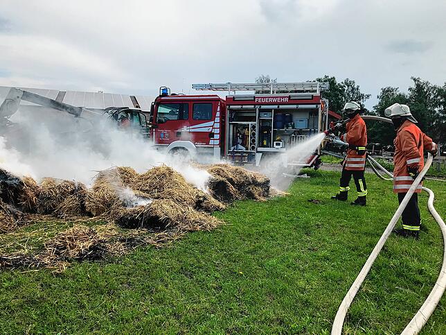 Bild 34: Großeinsatz für die Feuerwehren in Sumpfohren: Ein Gebäude des Hofs Bogenschütz brennt