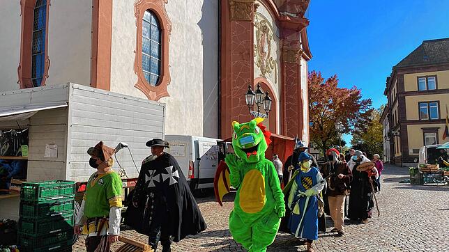 Nicht aus dieser Welt: Die Gruppe GREX FABULA zog stilecht durch die Altstadtgassen und hatte Erzählungen aus längst vergangenen Zeiten ...