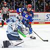 Alexander Karachun (hinten) und die Schwenninger Wild Wings feiern einen wichtigen Sieg gegen die Straubing Tigers und stehen damit ...