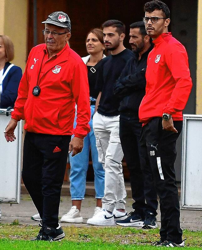 Abschied beim TuS Binzen: Karl-Frieder Sütterlin (links) und Gianfranco Disanto stehen gegen die Spvgg. Gundelfingen/Wildtal zum letzten ...