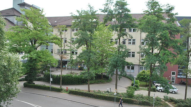 Der Vorfall im Spital Waldshut, bei dem ein Patient im Beisein seiner Mitbewohner gestorben ist, sorgt für große Diskussionen. Bild: ...