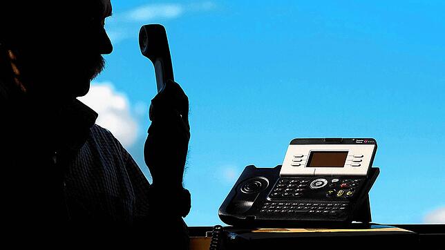 Ein Mann hält einen Telefonhörer in der Hand (Symbolbild).