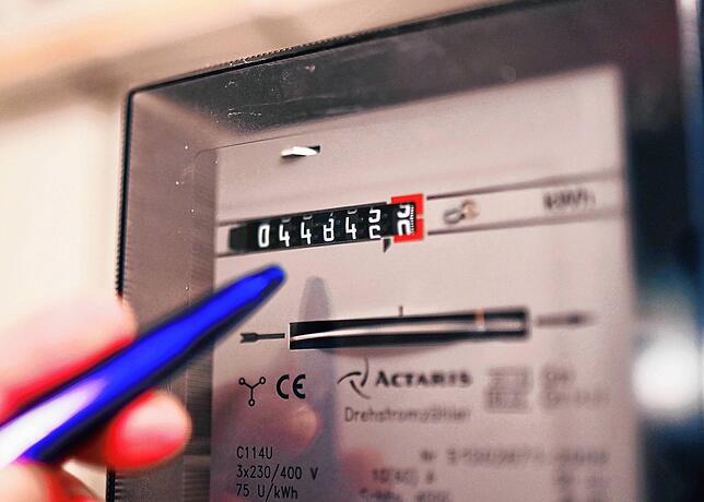 Ein Drehstromzähler, aufgenommen in einem Haushalt. Verbraucherschützer wollen horrende Strom- und Gaspreise für Neukunden im Südwesten ...