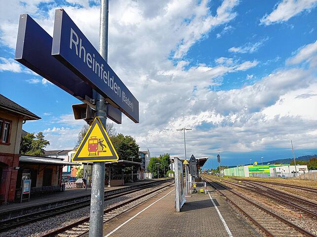 Der Rheinfelder Bahnhof an einem Mittwochmorgen. Es ist der letzte Monat des 9-Euro-Tickets.