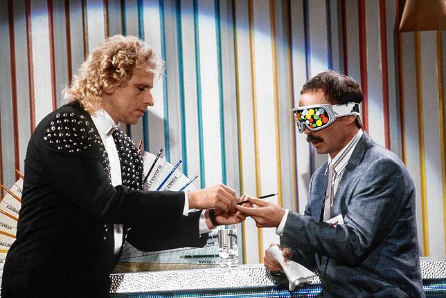Das war eine Blamage auf offener Bühne: Thomas Gottschalk reicht seinem Wettkandidaten, dem damaligen Chefredakteur des Satiremagazins ...