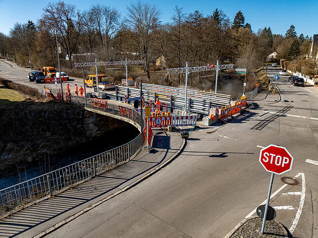 Auf einer Länge von zwölf Metern überspannt die Brücke den Fluss und darf einspurig befahren werden. Das dürfte die Situation ringsum ...