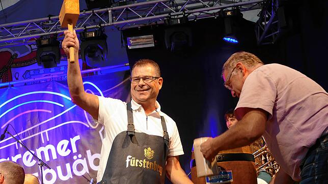 Das Bergfest ist eröffnet. Ortsvorsteher Volker Gut erledigt seinen Job auf einen Schlag. Brauereivertreter Artur Welte (rechts) hat ...