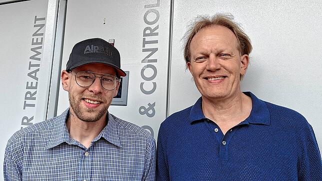 Alexander Theinert (rechts), geschäftsführender Gesellschafter von Belenus und sein Sohn Fabian Theinert. Das kleine Familienunternehmen ...