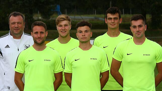 Neue Gesichte beim SV Buch: Trainer Michael Hägele (links) setzt große Hoffnungen in (weiter von links) Mario Winkler, Nico Schulz, ...