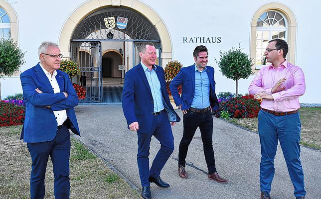 Die Bürgermeister schauen sich das schönste Rathaus im Kreis Tuttlingen an. Emil Buschle (Tuttlingen), Markus Hugger (Spaichingen), ...