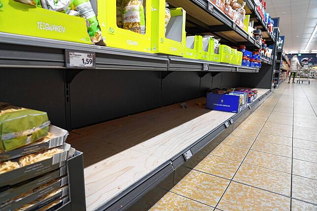 Im Radolfzeller Aldi Supermarkt weisen Mitte März 2022 Schilder darauf hin, dass Waren wie Toilettenpapier, Sonnenblumen- und Rapsöl und ...