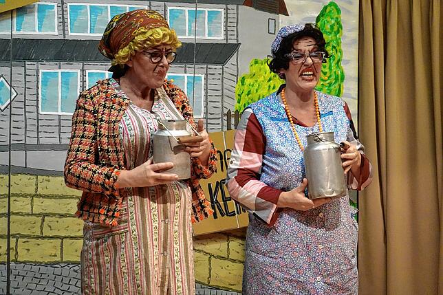 Bure mühnt zämehäbe: Darüber sind sich Marie und Marianne einig und trinken noch einen aus der Kanne.