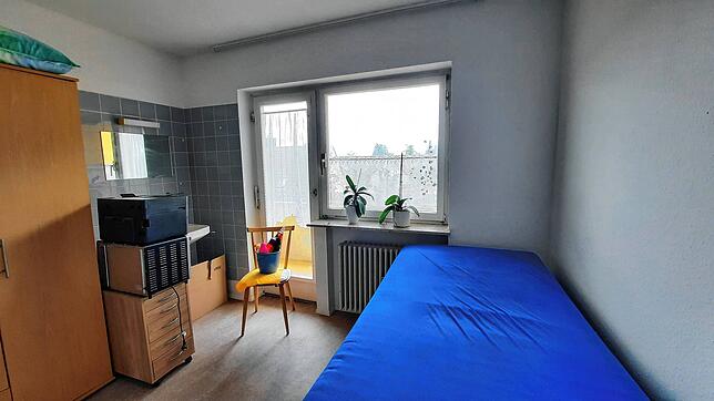 Im Zimmer von Cora Kirchner stehen Dinge aus ihrer alten Wohnung, die Hausmeister dort bei der Zwangsräumung gerettet haben.